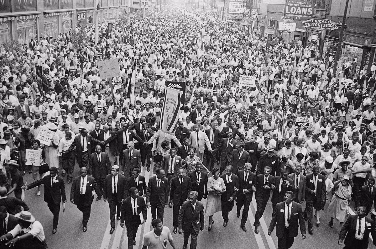 Mục sư Martin Luther King Jr cùng hơn 10.000 người tham gia cuộc biểu tình phản đối sự phân biệt ở các trường học tại trung tâm thành phố Chicago, Mỹ ngày 26/7/1965.