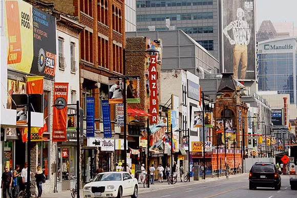 Với chiều dài 1.896 km, phố Yonge ở Canada là con phố dài nhất thế giới.