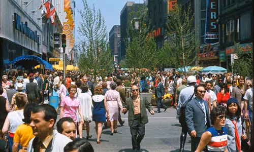 Phố Yonge, Toronto những năm 1970 hiện lên vô cùng rực rỡ, chân thực qua những tấm ảnh màu. Yonge Street là một trong những phố cổ xưa nhất ở Toronto, Canada.