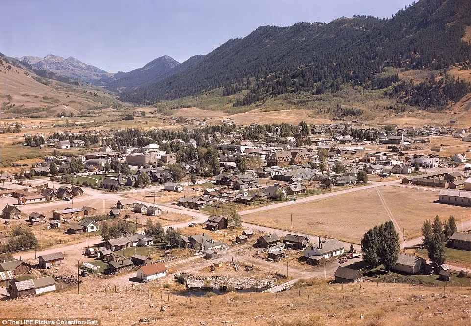 Ảnh chụp từ trên cao trang trại Jackson Hole với không khí trong lành, có diện tích rộng dành cho hoạt động cưỡi ngựa và địa điểm lý tưởng để câu cá.