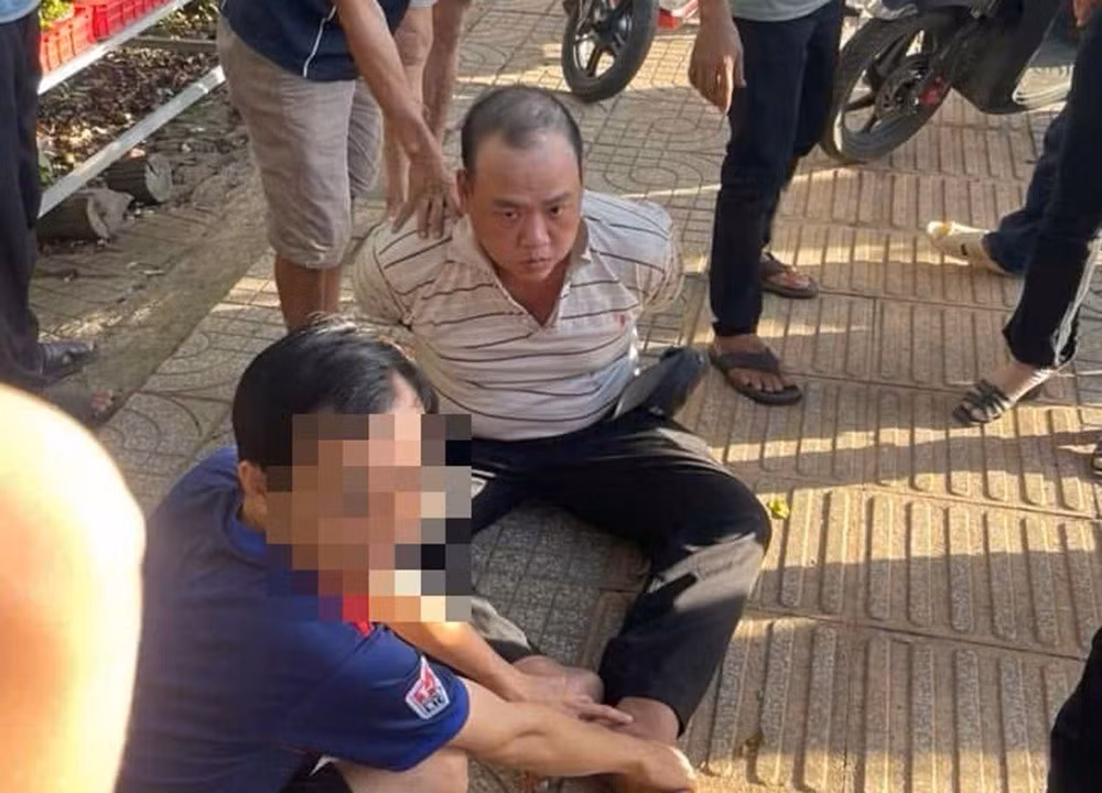 Tên cướp bị tóm gọn nhờ nữ chủ tiệm vàng nhanh trí Ten cuop bi tom gon nho nu chu tiem vang nhanh tri