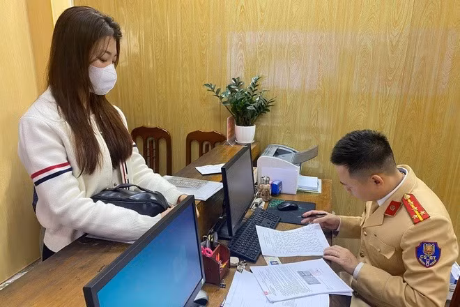 Bị phạt 133 triệu vì vượt đèn đỏ 7 lần, nữ tài xế khai gì? Bi phat 133 trieu vi vuot den do 7 lan, nu tai xe khai gi?