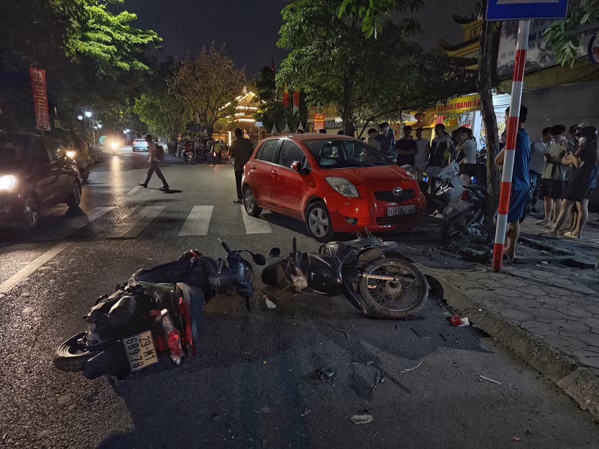Hiện trường vụ tai nạn liên hoàn trên phố Hà Nội - Hình 2 Hien truong vu tai nan lien hoan tren pho Ha Noi-Hinh-2