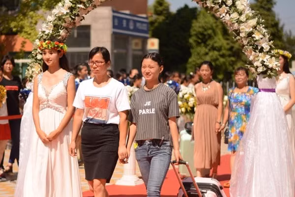 Buổi lễ chào đón tân sinh viên của Học viện Hàng không Đông Tinh được trang hoàng cờ, hoa rực rỡ. Màu đỏ được chọn làm chủ đạo và được phủ kín từ cổng chào và có cả một tấm thảm đỏ được trải rộng làm lối đi cho sinh viên và phụ huynh vào trường.