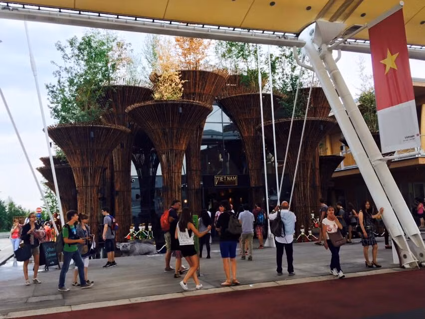 Bà T.Oanh, một du khách người Việt tại Italy sau khi cùng gia đình đến Hội chợ Expo 2015 ở Milan đã lên trang Facebook cá nhân bày tỏ sự thất vọng, "xấu hổ và nhục nhã" khi ghé thăm gian trưng bày của Việt Nam. Phản ánh của bà Oanh đang được nhiều diễn đàn, trang cập nhật tin tức chia sẻ gây nên một làn sóng tranh cãi trong dư luận, thế giới mạng. Ảnh: Facebook nhân vật.