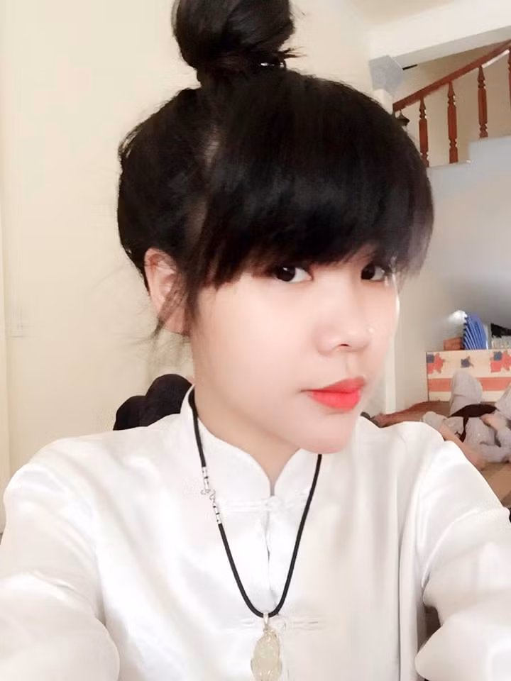 Để “cứu” khuôn mặt mình, Tạ Mai Anh quyết định nhờ đến phẫu thuật thẩm mỹ. Từng nóng vội tiêm cằm nhưng khi phải chịu hậu quả vì tiêm nhầm silicon, Mai Anh lại mong muốn tìm mọi cách để trở về nhan sắc ban đầu.