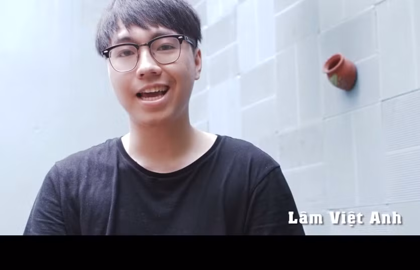 Các hot vlogger, bạn bè của Toàn Shinoda tự quay những clip ngắn nói về "đầu tàu" của giới vlogger, youtube-er ở Việt Nam. Lâm Việt Anh, người em, đồng nghiệp gần như thân thiết nhất với Toàn Shinoda chia sẻ những ấn tượng về người anh của mình trong lần đầu gặp gỡ: "Anh trông rất là cán bộ!".