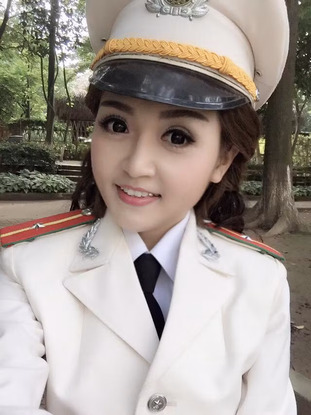 Nhiều bạn trẻ nhanh chóng nhận ra nhân vật trong ảnh là Nguyễn Ly Ly, sinh năm 1988, là một cô giáo xinh đẹp đang sinh sống và làm việc tại Hà Nội. Những thông tin về Nguyễn Ly Ly là cô giáo mâu thuẫn với những hình ảnh mặc đồ công an đang được lan truyền trên mạng gây nên nhiều cuộc tranh cãi, bình phẩm.