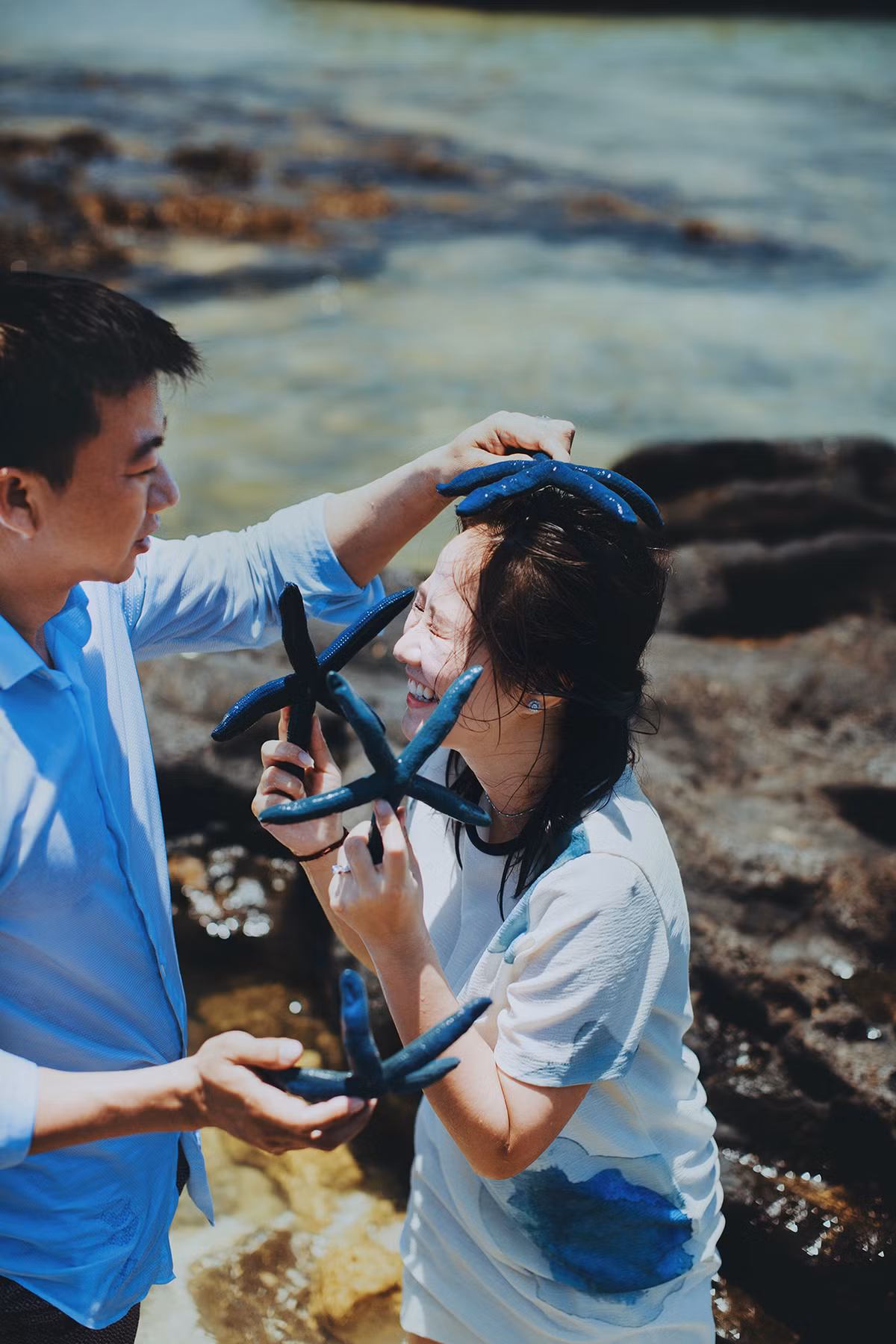 Để có được những góc ảnh như ý, cả ekip đã trải qua cả một chặng đường dài mệt mỏi khi phải di chuyển bằng nhiều loại phương tiện khác nhau mới có thể tới được đảo Lý Sơn.
