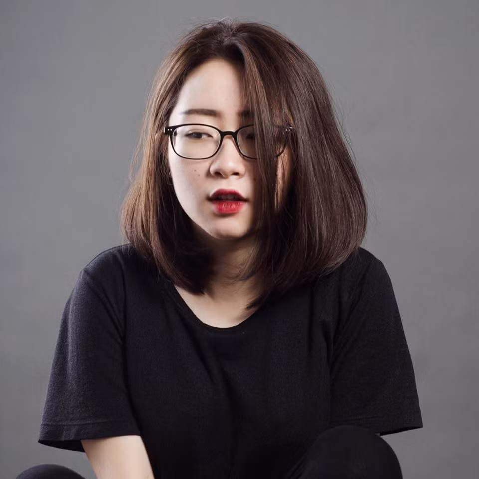 Dạ Miêu - Nguyễn Diệu Linh, sinh năm 1995, sinh viên khoa tiếng Đức trường Đại học Hà Nội, là nữ nhiếp ảnh gia 9X tài năng đã không còn xa lạ với nhiều bạn trẻ.