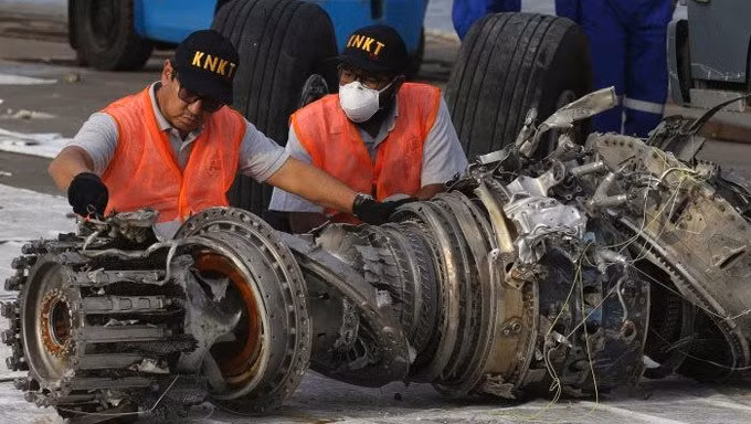 Các điều tra viên đang xem xét động cơ máy bay trục vớt được. Ảnh: ABC