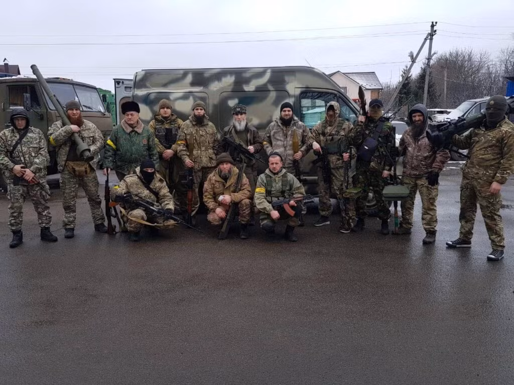 Đánh giá về uy tín của quân đội, mặc dù tiểu đoàn Azov và quân Chechnya rất "hung dữ", nhưng quân Chechnya được cho là có trách nhiệm hơn. Sau khi tuyên bố tham chiến, quân Chechnya nói rằng họ sẽ chỉ trừng phạt những "kẻ tội đồ" và đối xử tốt với người dân Ukraine, ngược lại thì hành vi bôi mỡ heo lên đạn của Tiểu đoàn Azov đã bị mọi người chỉ trích, do đây là hành động xúc phạm tôn giáo.