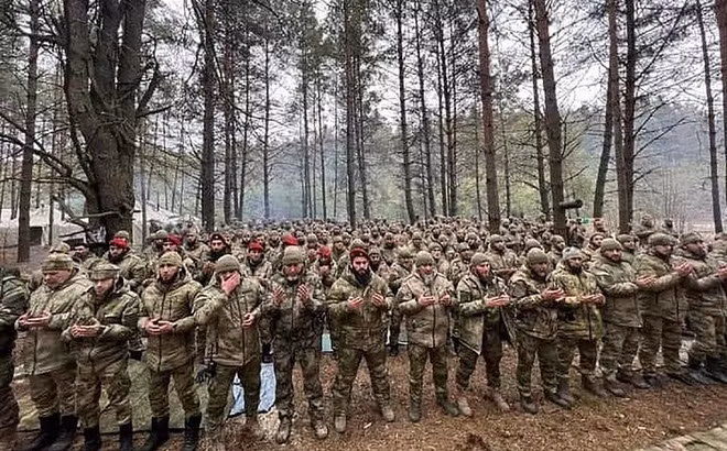 Những chiến binh Chechnya rất hào hứng và luôn sẵn sàng chiến đấu đối đầu với quân đội Ukraine. Giới bình luận cho rằng, một đội quân hiếu chiến và đáng sợ như vậy nhất định sẽ giúp quân đội Nga có thêm lợi thế và áp đảo trước quân đội Ukraine.