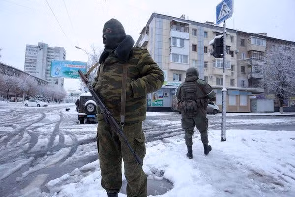 Vào cuối ngày thứ bảy của chiến dịch quân sự ở Ukraine, các đơn vị LPR đã bao vây Lisichansk, uy hiếp một nhóm lớn các lực lượng vũ trang Ukraine trong khu vực này. Theo các chuyên gia, một cuộc điều động như vậy được thực hiện để tránh tình trạng giao tranh trong thành phố.