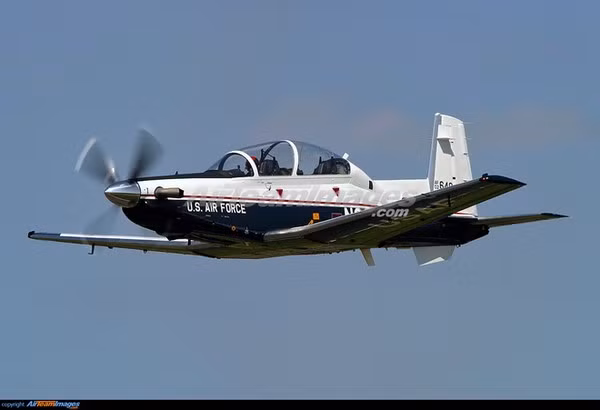 Một số chiến đấu cơ như Harrier và T-6 đều có thiết bị nổ khẩn gắn ở nắp buồng lái phòng trường hợp không thể bật mở thành công. Các ghế phóng thoát hiểm hiện nay đa phần đều được trang bị thiết bị tự động đập vỡ kính buồng lái. Tuy nhiên, các mảnh kính vỡ của nắp buồng lái cũng có khả năng gây tổn thương cho phi công.