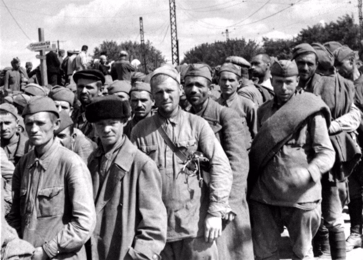 Mùa xuân năm 1943, Platon được kết nạp vào tổ chức. Năm 1944, tổ chức bị lộ, nguy cơ bị xử bắn treo lơ lửng trên đầu các tù binh. Người sĩ quan Đức tốt bụng đó đã tổ chức cho một nhóm tù binh, trong đó có Platon chuyển sang trại khác.