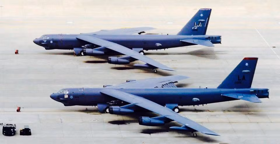 Có từ những năm 50 của thế kỉ trước, B-52 được đưa vào sử dụng với số lượng lớn hơn bất kỳ máy bay ném bom nào khác của phương Tây, với tần suất hoạt động cao và khả năng tấn công hạt nhân từ trên không bằng một loạt tên lửa hành trình tiên tiến.