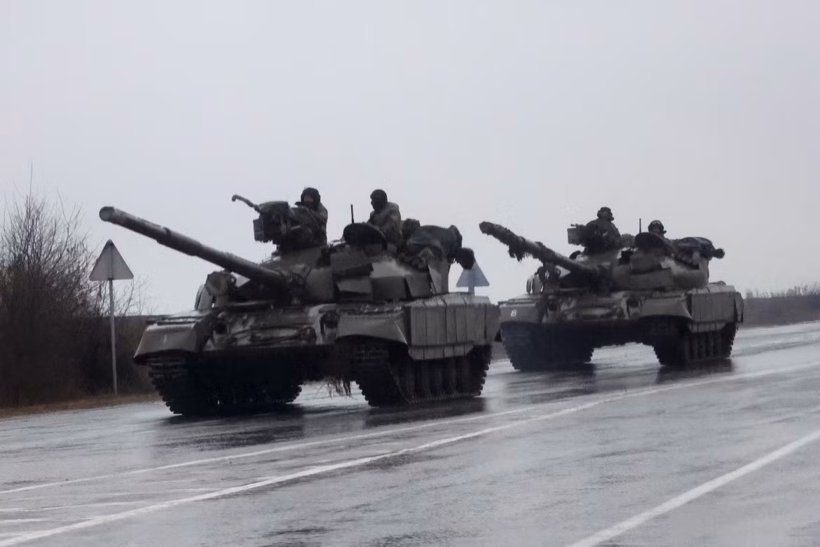Trên một số hướng ở Donbass, Quân đội Ukraine không còn khả năng tiến hành các cuộc phản pháo. Các báo cáo nói rằng quân đội Ukraine đã mất quyền kiểm soát cơ sở hạ tầng tại cảng Mariupol, cũng như các vùng lãnh thổ khác trên Biển Azov.