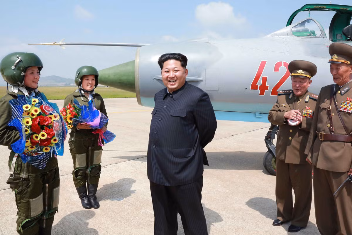 Tuy nhiên, với mối quan hệ Nga-Mỹ từ đó trở nên xấu đi, Nga có thể cân nhắc mua bán. Su-34 sẽ bổ sung hiệu quả cho kho vũ khí tên lửa đạn đạo của Triều Tiên và cung cấp phương tiện đe dọa các mục tiêu của Mỹ ở xa, bao gồm các nhóm tàu sân bay và căn cứ ở Okinawa bằng vũ khí dự phòng của máy bay chiến đấu. Nguồn ảnh: Pinterest.