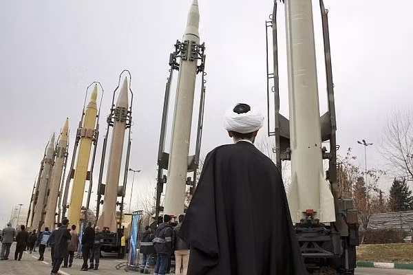 Sự nổi lên của Iran với tư cách là quốc gia hàng đầu thế giới về khả năng tên lửa đạn đạo, cũng khiến nhu cầu về máy bay tấn công chuyên dụng có người lái ngày càng trở thành dấu hỏi.