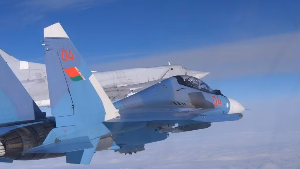 Nga duy trì các cơ sở quân sự ở Belarus vào thời điểm căng thẳng cao độ giữa Minsk và các cường quốc phương Tây từ tháng 11/2021, Nga đã cho các máy bay ném bom chiến lược Tu-22M và Tu-160 bay qua không phận Belarus cùng với các máy bay hộ tống sở tại nhằm phô trương lực lượng liên minh chống lại NATO.