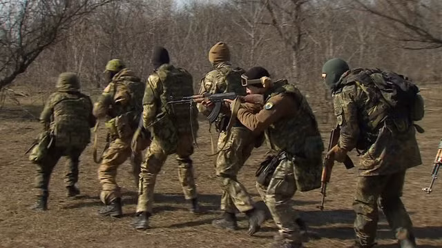 Trên chiến trường Donbass, tiểu đoàn Spartan và tiểu đoàn Azov - quân át chủ bài của Ukraine, là những đối thủ không đội trời chung và đã chiến đấu rất khốc liệt. Và lần này, trên trận địa Vornovaha theo hướng Mariupol, lực lượng đặc biệt Ukraine đã tìm ra vị trí chính xác của Vladimir Zogu và phục kích tiêu diệt. 