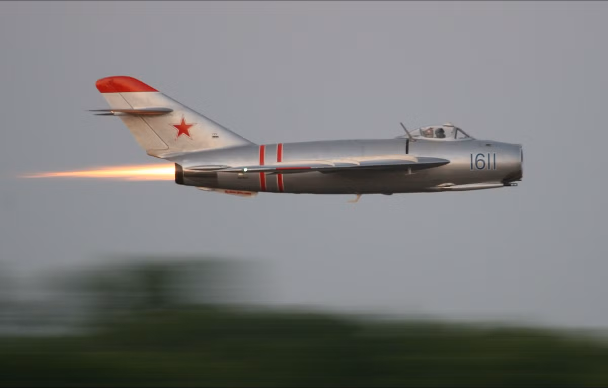 MiG-15 được trang bị động cơ phản lực Klimov VK-1. MiG-15, có đủ sức mạnh để bổ nhào ở tốc độ siêu thanh, nhưng việc thiếu một chiếc đuôi “bay hết cỡ” đã làm giảm đáng kể khả năng điều khiển máy bay của phi công, khi nó tiến đến tốc độ Mach 1.