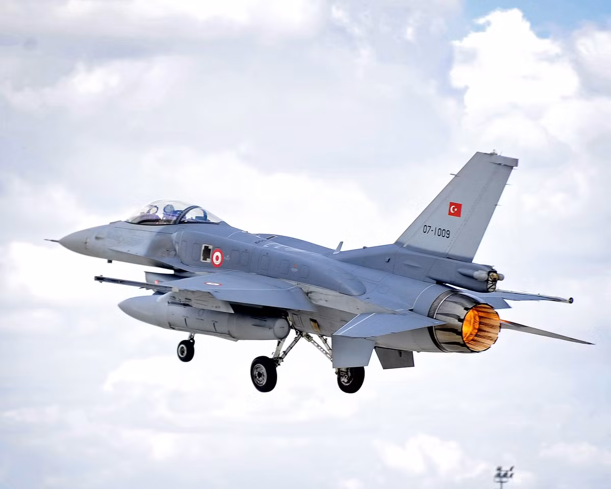 Mười phi đội còn lại bao gồm F-16C/D Fighting Falcons, trong đó Thổ Nhĩ Kỳ là nhà khai thác nước ngoài lớn nhất với 250 chiếc đang hoạt động. F-16 là máy bay chiến đấu một động cơ hạng nhẹ được đưa vào trang bị 4 năm trước MiG-29.
