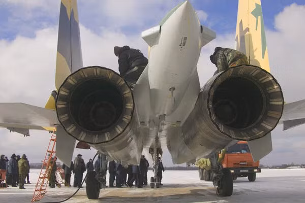 Su-35 được bổ sung động cơ vectơ lực đẩy và hiệu suất bay vượt trội, tên lửa tầm ngắn dẫn đường bằng tia hồng ngoại K-74M2 mang lại cho Su-35 một lợi thế rất đáng kể trong các cuộc giao tranh trong tầm nhìn so với các dòng tên lủa R-60 và R-73 cũ hơn đang được sử dụng bởi máy bay Ukraine.