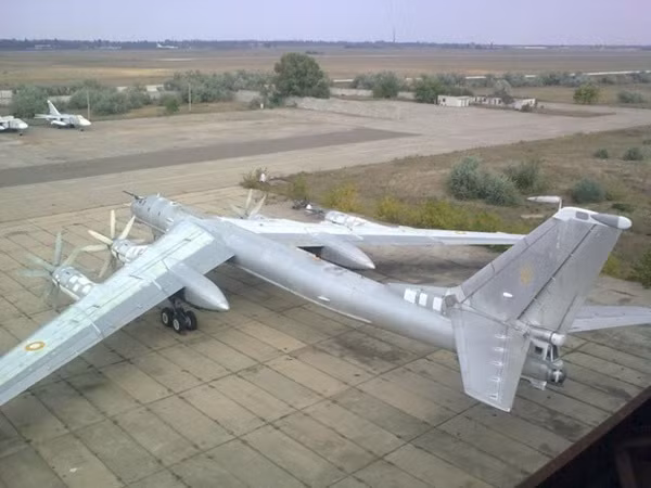Đáng gờm nhất, bên cạnh hệ thống tên lửa đạn đạo xuyên lục địa của Ukraine là máy bay ném bom uy lực kế thừa từ Liên Xô. Ukraine từng sở hữu 43 máy bay ném bom chiến lược, bao gồm 23 chiếc Tu-95 và 20 chiếc Tu-160.