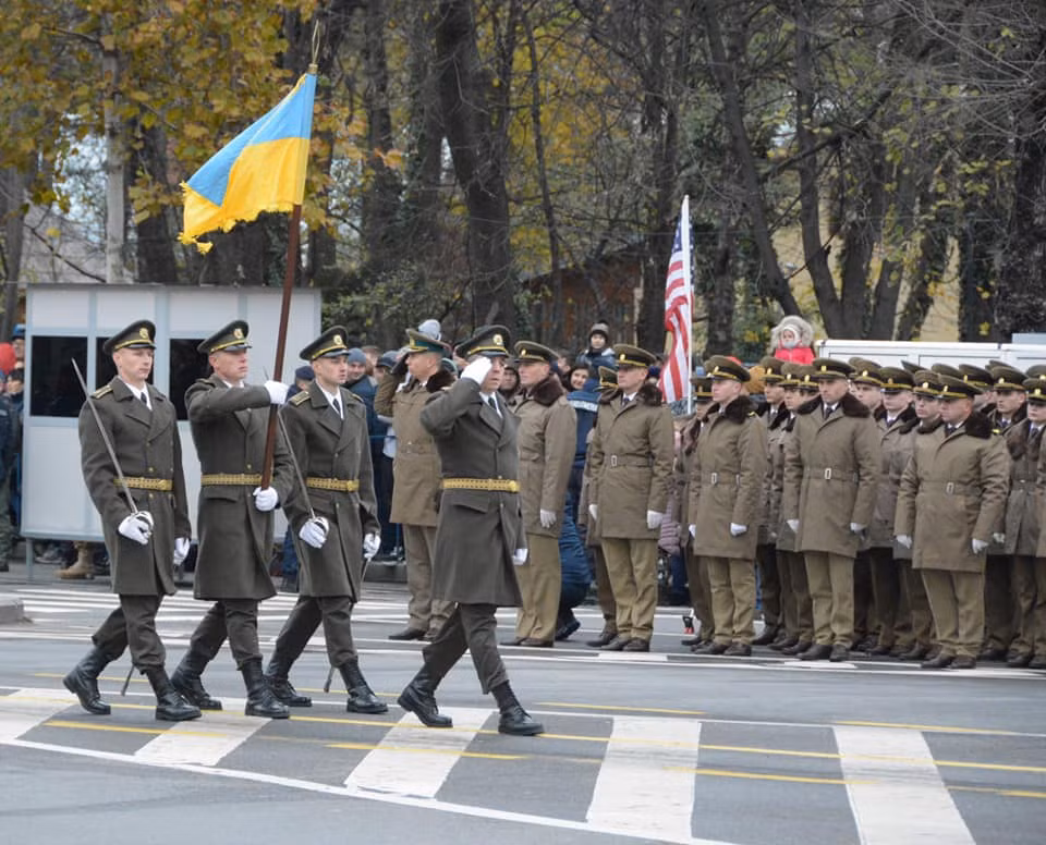 Vào thời điểm mới thành lập, Quân đội Ukraine rất mạnh, có 3 quân khu lớn với quân số là 980.000 binh lính và 3 tập đoàn quân không quân, hơn nữa còn chưa tính tới kho vũ khí của lực lượng hạt nhân chiến lược gồm 176 tên lửa đạn đạo xuyên lục địa hạt nhân, bao gồm 130 tên lửa SS-19 và 24 tên lửa SS-24, cùng hơn 1.000 đầu đạn.