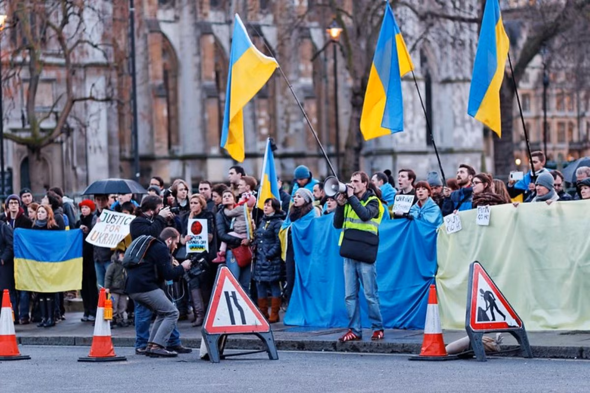 Người Ukraine có thể thấy mình bị khóa tài khoản ngân hàng, nguồn điện có thể bị hỏng vào giữa mùa đông băng giá và hệ thống máy tính của chính phủ có thể bị tê liệt. Mục tiêu của việc hack như vậy là làm mất tinh thần của người dân Ukraine và khiến họ mất niềm tin vào chính phủ của mình.