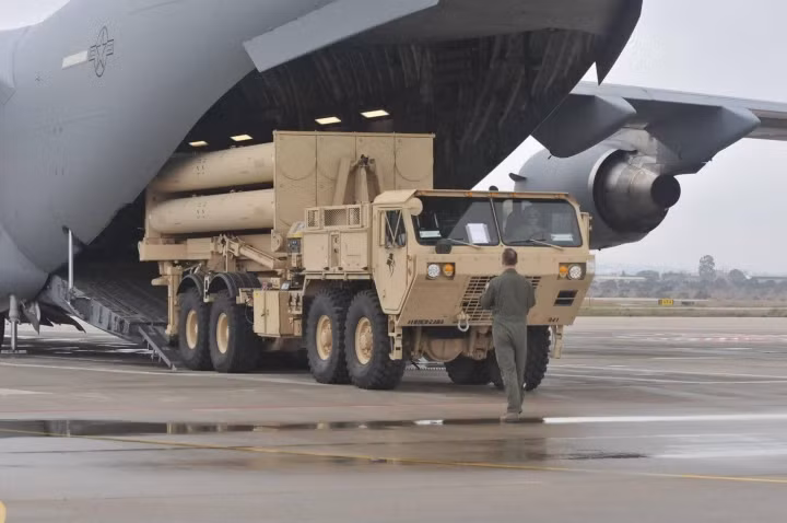Trong bối cảnh căng thẳng cao độ giữa NATO và Nga ở Đông Âu, đặc biệt là tập trung xung quanh Belarus và Ukraine, Mỹ đã bắt đầu xem xét chuyển giao hệ thống phòng thủ tên lửa đạn đạo tầm cao giai đoạn cuối (THAAD) để củng cố cho Quân đội Ukraine.