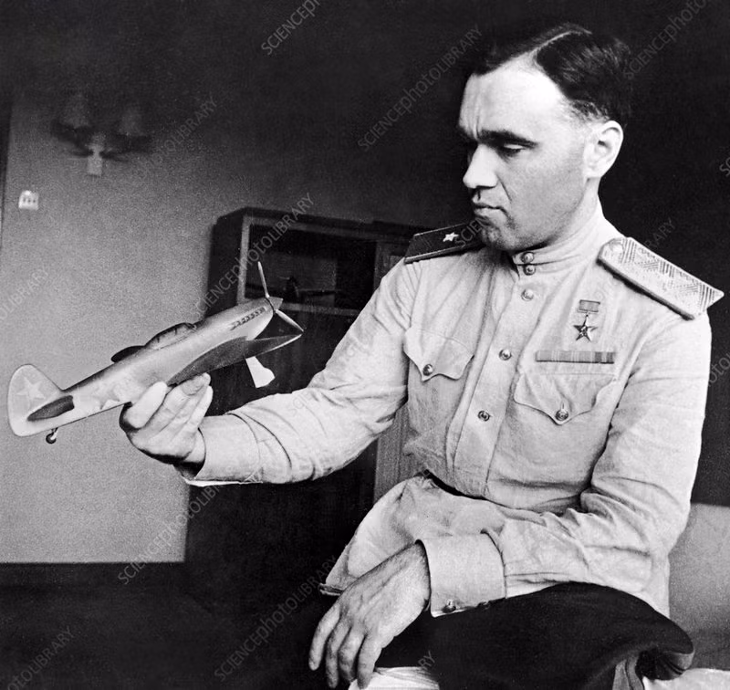Yakovlev, kỹ sư trưởng hàng không vũ trụ Liên Xô đã đề nghị với Stalin: “Công ty Roll-Royce của Anh có một động cơ Nene rất tốt. Bỏ tiền ra mua cũng được”. Nghe đề nghị trên, Stalin đã hỏi lại: “Liệu có kẻ ngốc nào đi làm điều ngu ngốc đó không? Chỉ những kẻ ngu mới bán cho chúng ta công nghệ tối mật của họ!”.