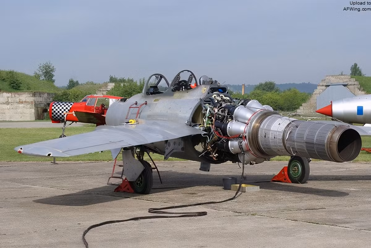 Liên Xô ngay lập tức chi tiền mua 10 động cơ Derwent và 10 động cơ Nene. Sau đó, vì cần tiền, người Anh đã bán thêm 2 lô nữa, trong đó có 55 động cơ Nene cực kỳ giá trị.