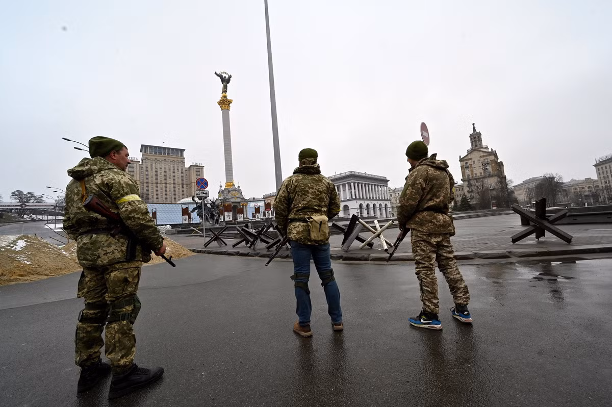 Tại khu vực phía đông Ukraine, ba nhóm chủ lực của quân đội Ukraine là nhóm Kharkiv, nhóm Mariupol và nhóm Donbas có hơn 15 lữ đoàn và không có lữ đoàn nào tiến hành phá vây. Lực lượng này chỉ còn chờ quân đội Nga tiến hành các đợt chia cắt và bao vây.
