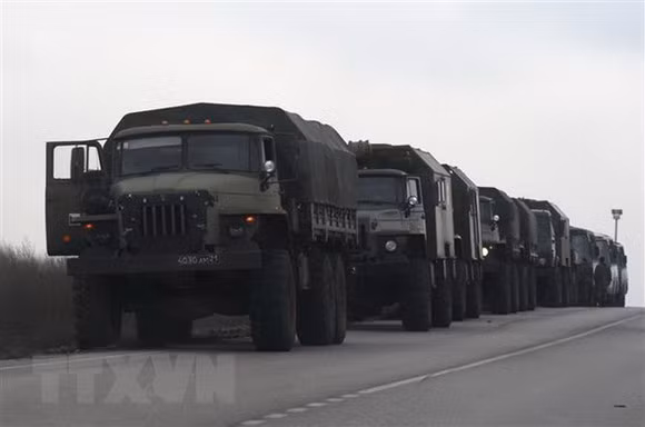Nếu cuộc chiến kéo dài một tháng, thậm chí hơn hai tháng, Nga sẽ phải chịu áp lực lớn về kinh tế và hậu cần. Đồng thời, quân đội Ukraine có thể sử dụng nhiều loại tên lửa chống tăng và bệ phóng tên lửa khác nhau để tấn công các tuyến hậu cần dài của quân đội Nga. Làm sa lầy và kéo dài chiến tranh. Chiến thuật của Ukraine là hòa hoãn, càng kéo dài càng tốt.
