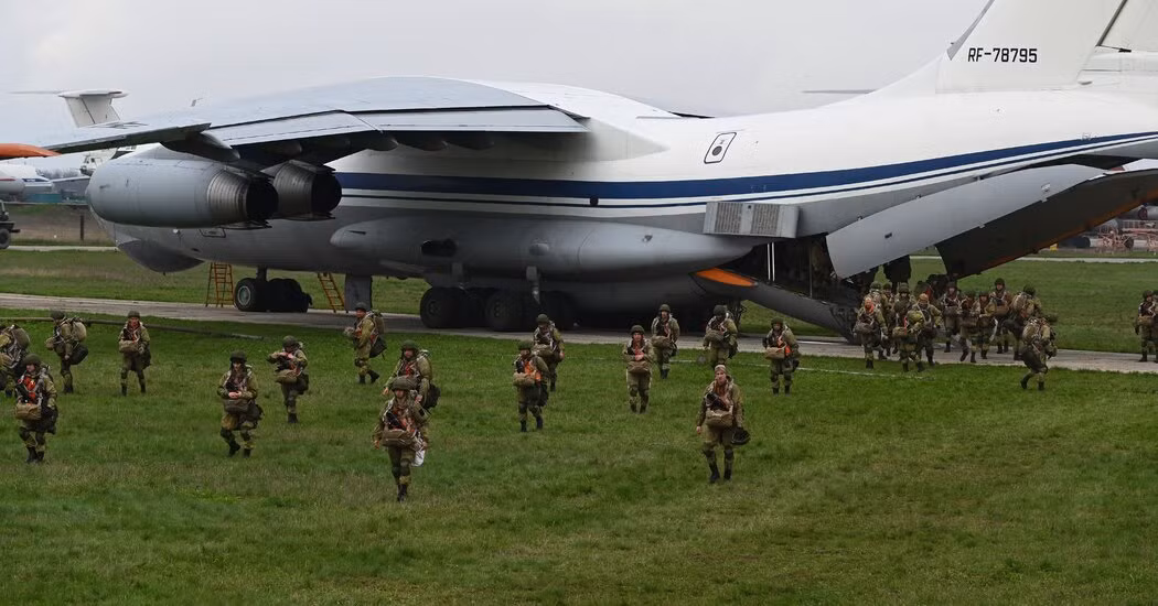 Nếu chính xác, nhiều chiếc IL-76 đó có thể vận chuyển đến binh sĩ và các phương tiện hỗ trợ. Tuy nhiên, một cuộc phản công của Ukraine đã đẩy lực lượng đột kích Nga ra khỏi sân bay trước khi các máy bay tiếp viện đến.