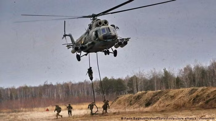 Những chiếc trực thăng này đang vận chuyển lực lượng lính dù, Bộ Quốc phòng Ukraine xác định đó là Lữ đoàn tấn công đường không cận vệ 11, một đơn vị lính dù Nga có trụ sở tại Ulan Ude, một thành phố ở phía đông của Nga gần Mông Cổ.