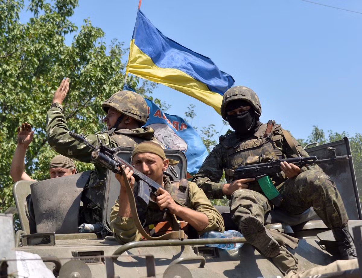 Sau một ngày chiến đấu, Oleksiy Arestovych, cố vấn của Tổng thống Ukraine, đã đăng trên Facebook rằng Hostomel (còn được gọi là Gostomel) đã được chiếm lại: “Bây giờ chúng tôi chắc chắn rằng đã đánh bại quân đội Nga. Sân bay Gostomel là của chúng tôi. Lính dù của Nga đã bị tiêu diệt”.