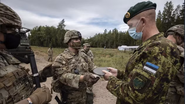 Estonia, Latvia và Lithuania thống nhất cam kết ủng hộ đối với chủ quyền và toàn vẹn lãnh thổ của Ukraine trước sự đe dọa của Nga. Các nước Baltic sẽ tiếp tục hỗ trợ Ukraine không chỉ về mặt ngoại giao và chính trị, mà còn trong việc tăng cường khả năng tự vệ của Ukraine.