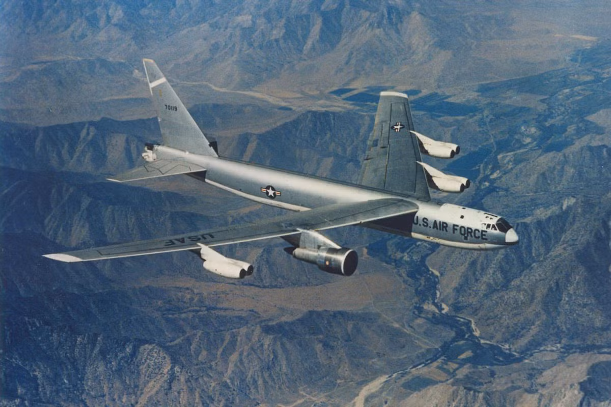 Không quân Mỹ đang suy nghĩ về cách thức hiện đại hóa các hệ thống phòng thủ của B-52, đặc biệt là hệ thống tác chiến điện tử. Dịch vụ đang trong quá trình “thay thế hình thức, phù hợp, chức năng” cho hệ thống đối phó điện tử ALQ-172 hiện tại hoặc ECM sẽ giúp giải quyết các vấn đề lỗi thời và tăng độ tin cậy của máy bay.
