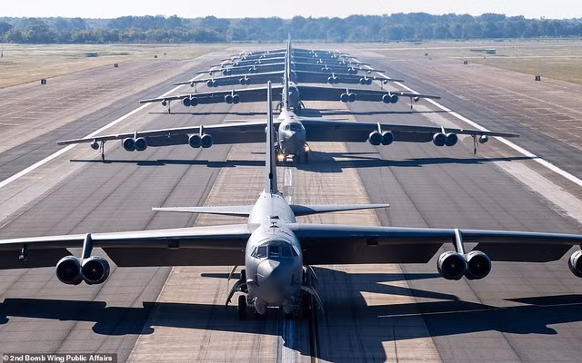  Máy bay ném bom B-52 do Boeing chế tạo, thường được gọi là Big Ugly Fat Fellow hay BUFF (“Gã to béo xấu xí”), là một trong những máy bay lâu đời nhất của Không quân Mỹ. Các nhà lãnh đạo Không quân Mỹ cho biết, chiếc máy bay ném bom huyền thoại sẽ tiếp tục hoạt động đến những năm 2050.