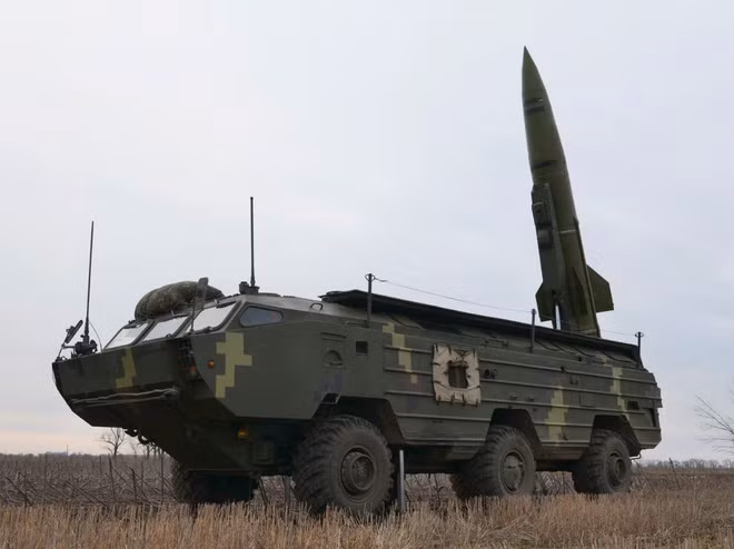 Ukraine trước đó đã sử dụng tên lửa đạn đạo Tochka với đầu đạn nổ cao chống lại phe ly khai do Nga hậu thuẫn ở vùng Donbass. Những tên lửa này đã được chứng minh là chống lại các căn cứ quân sự và các cơ sở công nghiệp; và trong một số trường hợp, hệ thống phòng không của Nga không thể đánh chặn chúng.