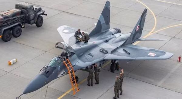 Một số nguồn tin cho biết, Mỹ đang có kế hoạch cung cấp cho Ba Lan các máy bay chiến đấu F-16 dưới dạng viện trợ, hoặc có thể với chi phí thấp hơn nhiều, sau khi có thông tin, quốc gia Đông Âu này sẽ chuyển những chiếc MiG-29 có trong biên chế từ thời Liên Xô cho nước láng giềng Ukraine.