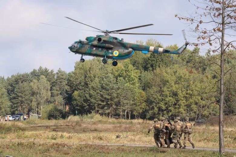 RIA Novosti tiết lộ rằng, Tiểu đoàn Azov đã chủ động tấn công vào lực lượng quân đội Ukraine trong Mariupol, khiến viên chỉ huy quân đội Ukraine có tên Sodor tại Mariupol bị thương nặng. Trong lúc tuyệt vọng, Bộ Quốc phòng Ukraine đã phải điều động trực thăng đến sơ tán Sodor khỏi Mariupol.