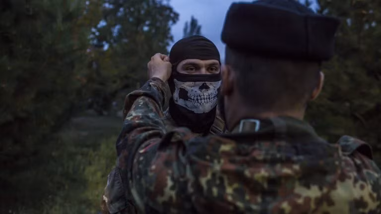 Trong những năm qua, Tiểu đoàn Azov đã giết nhiều người dân vô tội ở Donbass, được coi là lực lượng vũ trang cực đoan khét tiếng. Các lực lượng vũ trang ở Donbass thân Nga, quân đội Nga và Chechnya đều cho rằng Tiểu đoàn Azov là những kẻ “phát xít” và phải bị tiêu diệt.