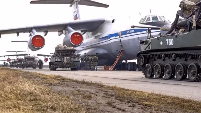 Nga đã tiếp tục triển khai các lực lượng đông đảo ở sát biên giới Ukraine với những đơn vị thiện chiến, hiện đang bao vây đất nước này ở mọi phía bao gồm cả Belarus và Transnistria (khu vực ly khai của Moldova do Nga hậu thuẫn).