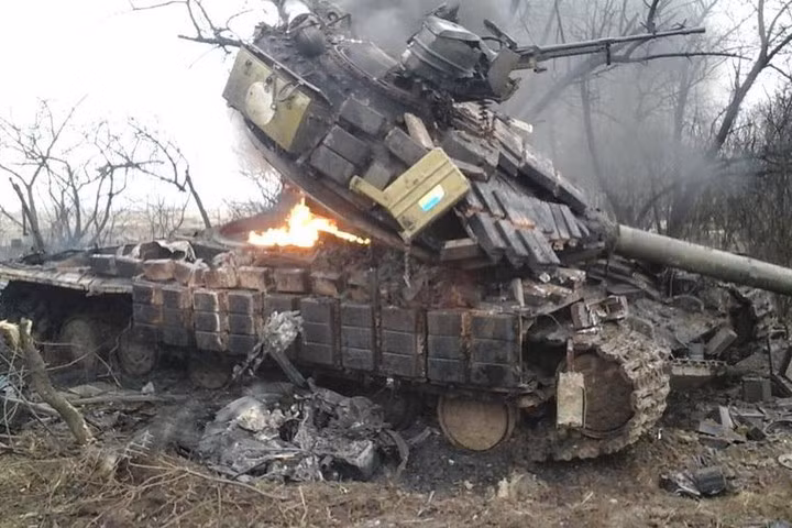 Ở đó, T-64 trở thành nỗi thất vọng ghê gớm, nhiều xe tăng T-64 bị phá hủy, thậm chí mất cả tháp pháo sau khi trúng đạn. Đây thực sự là một dấu hỏi lớn với một chiếc xe tăng có giáp composite mang tính cách mạng này. Nguồn ảnh: Pinterest.