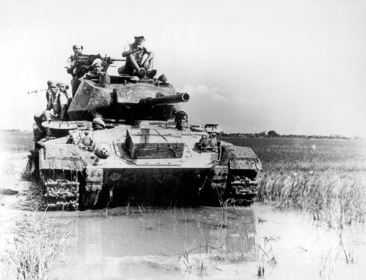 Ngày 16/12/1953, Pháp phát động Chiến dịch Rondelle II. Do địa hình hiểm trở ở miền núi phía Bắc Việt Nam, quân Pháp phải điều 10 chiếc xe tăng M24 nhảy dù xuống Điện Biên Phủ. Các xe tăng này được chia thành 3 trung đội của Đại đội 3, thuộc Trung đoàn Kỵ binh hạng nhẹ số 1.